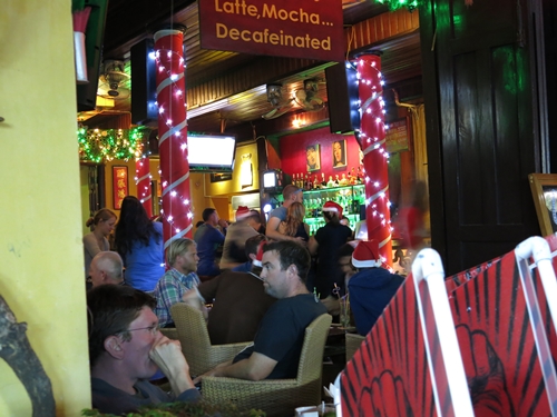 các[-]em[-]nhỏ[-]được[-]bố[-]mẹ[-]mua[-]quà[-]tặng[-]và[-]ghi[-]hình[-]lưu[-]niệm[-]trong[-]đêm[-]Noel